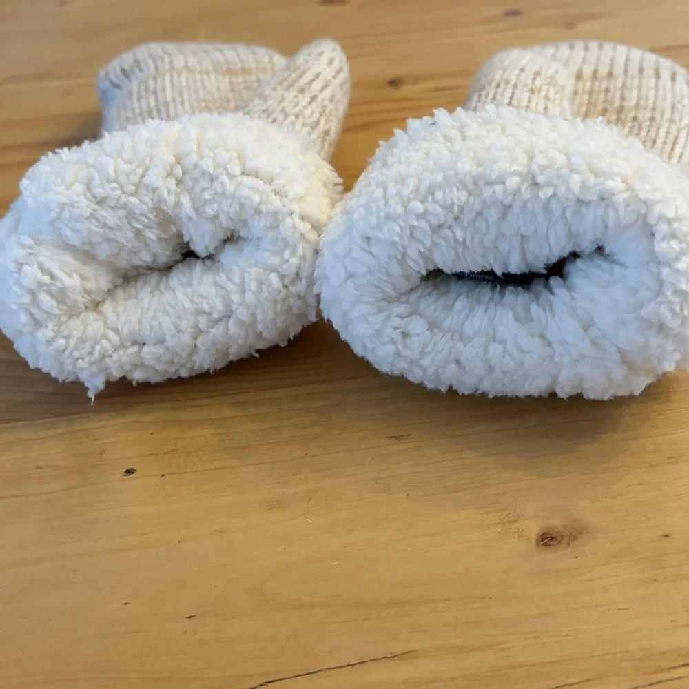 Jack Wolfskin Beige Knit Mittens with Sherpa lining women’s size small cozy